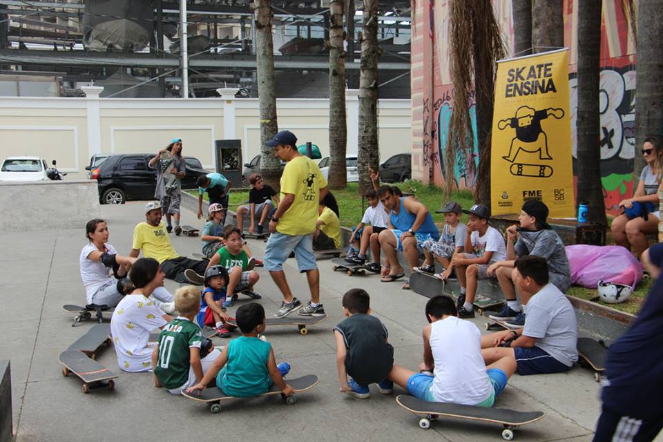 Projeto social ensina skate para crianças em Balneário Camboriú