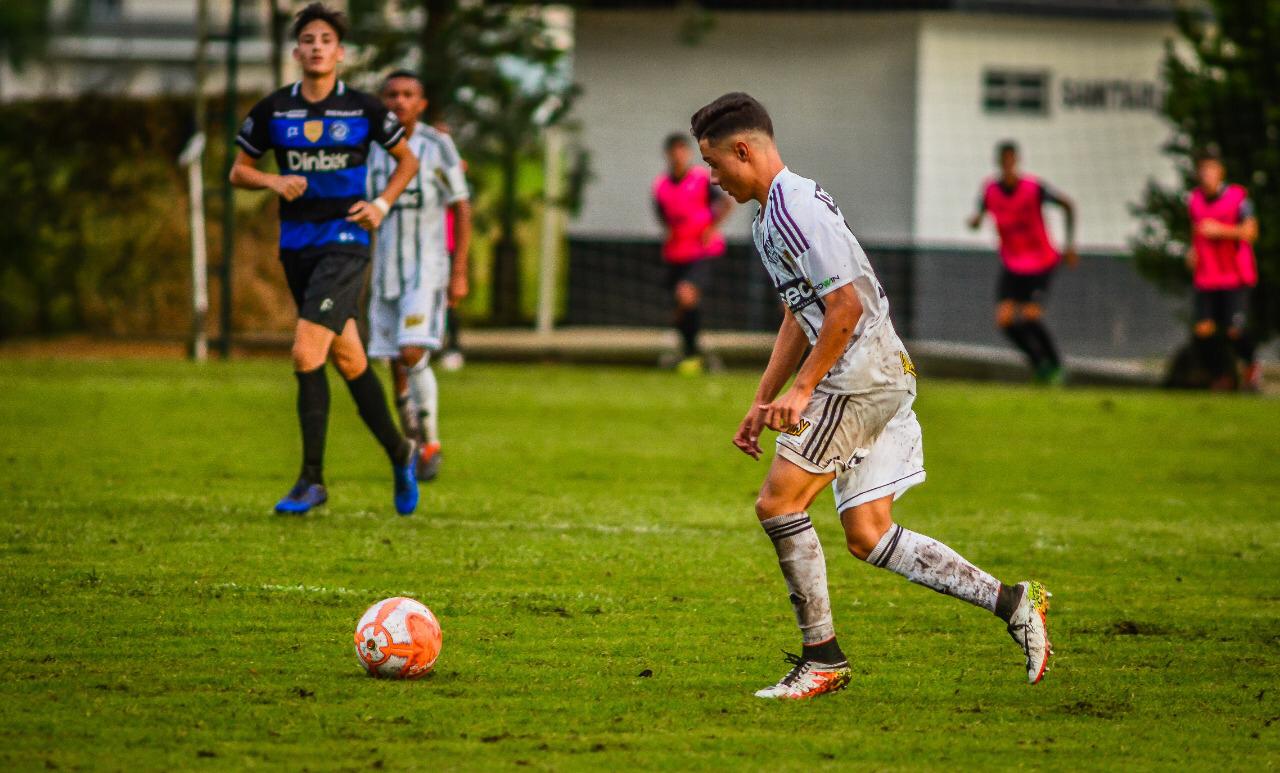 Destaque da base do Figueirense sonha em se profissionalizar