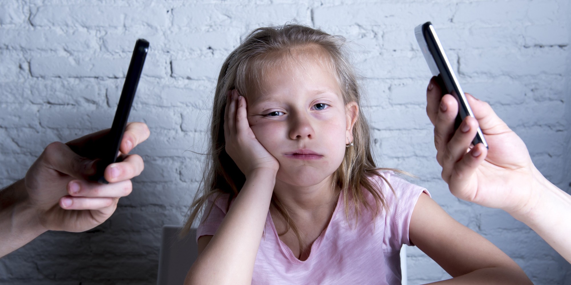 Filhos competem com celulares por atenção dos pais