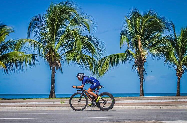 Triatleta busca superar seus limites para ajudar crianças e jovens com câncer