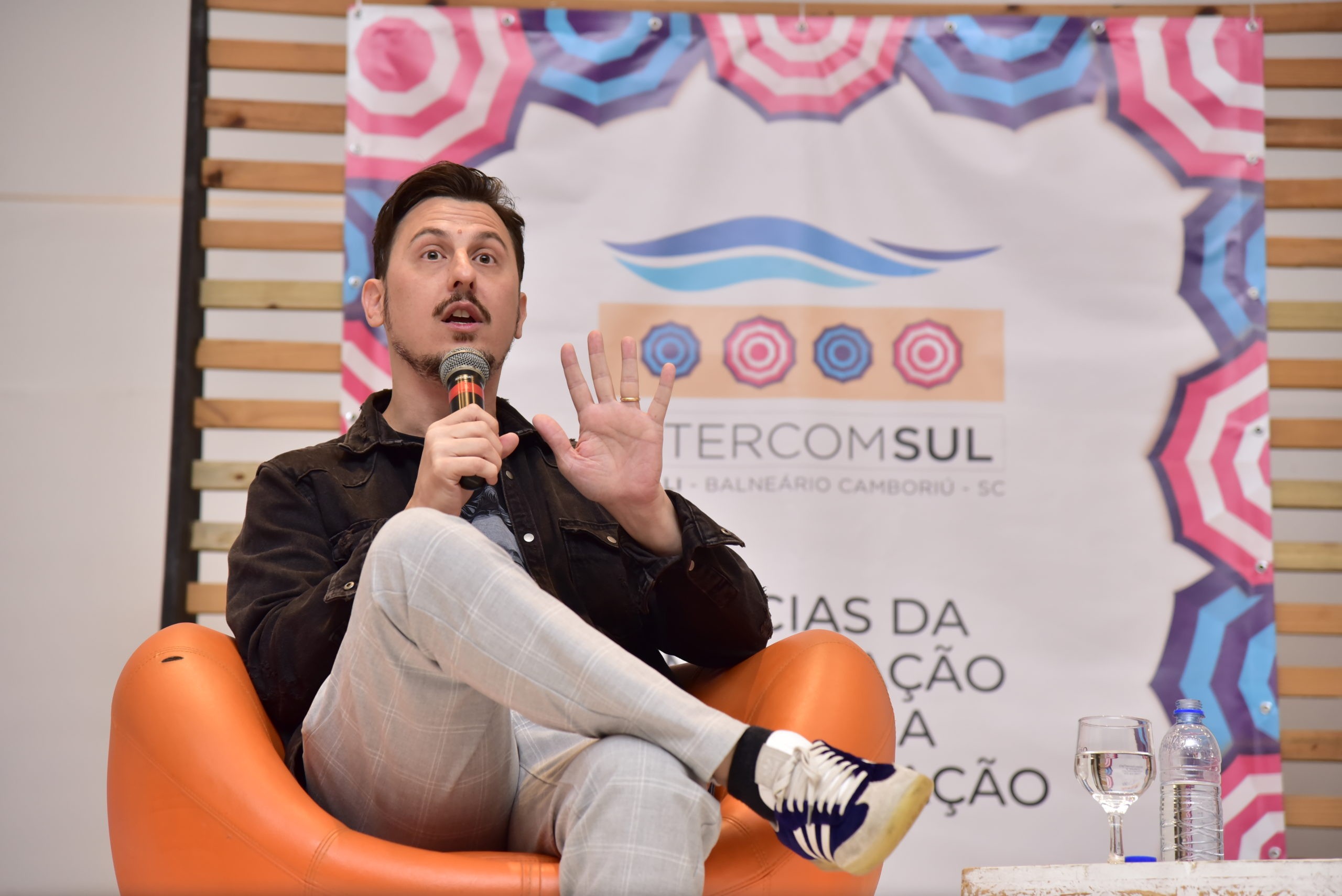 Leandro Demori expõe violência contra jornalistas e homenageia Dom Phillips