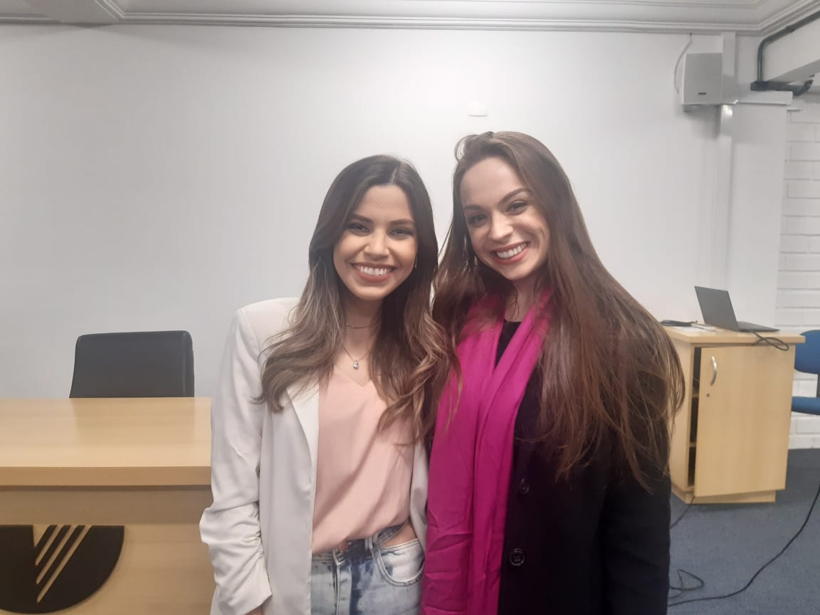 Abrindo palestras do ComunicAÊ, Nicole Zanon e Isabela Corrêa contam suas trajetórias no jornalismo