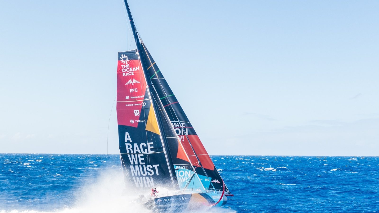 Os IMOCAs voam sobre a água quando atingem certa velocidade (Antoine Auriol/Team Malizia/ The Ocean Race)