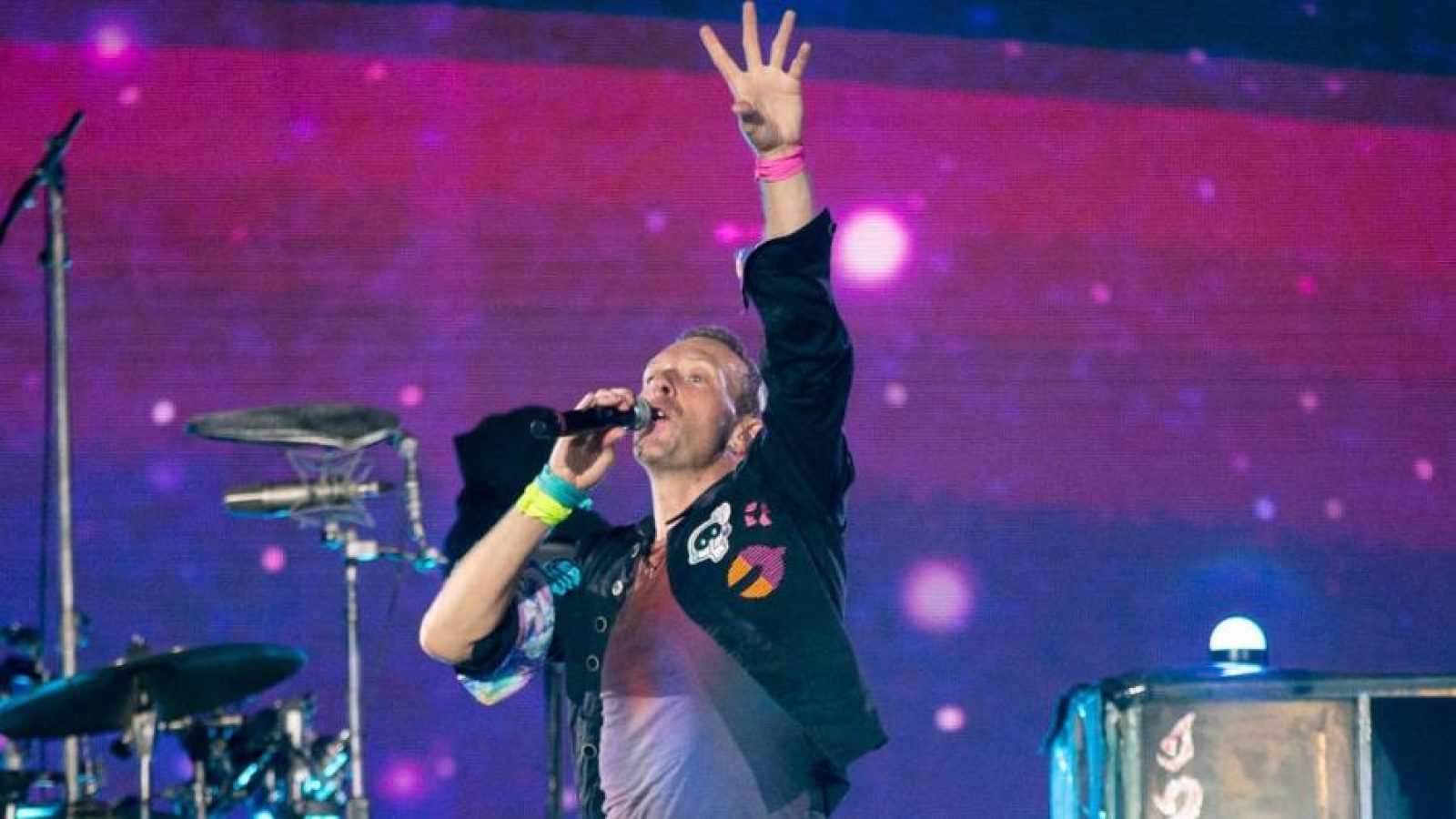 Chris Martin anima multidões no show da banda Coldplay. Foto: