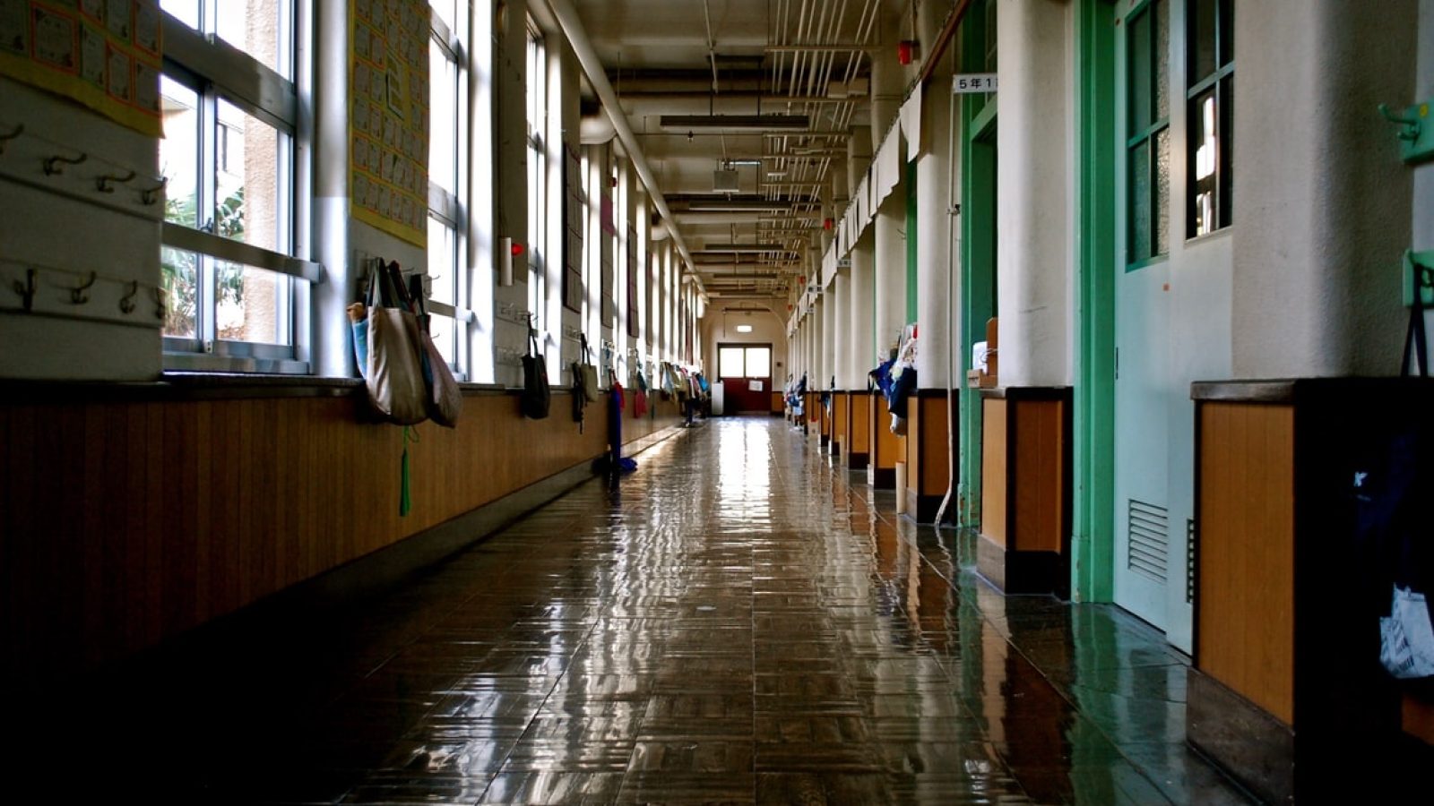 photo-1495727034151-8fdc73e332a8