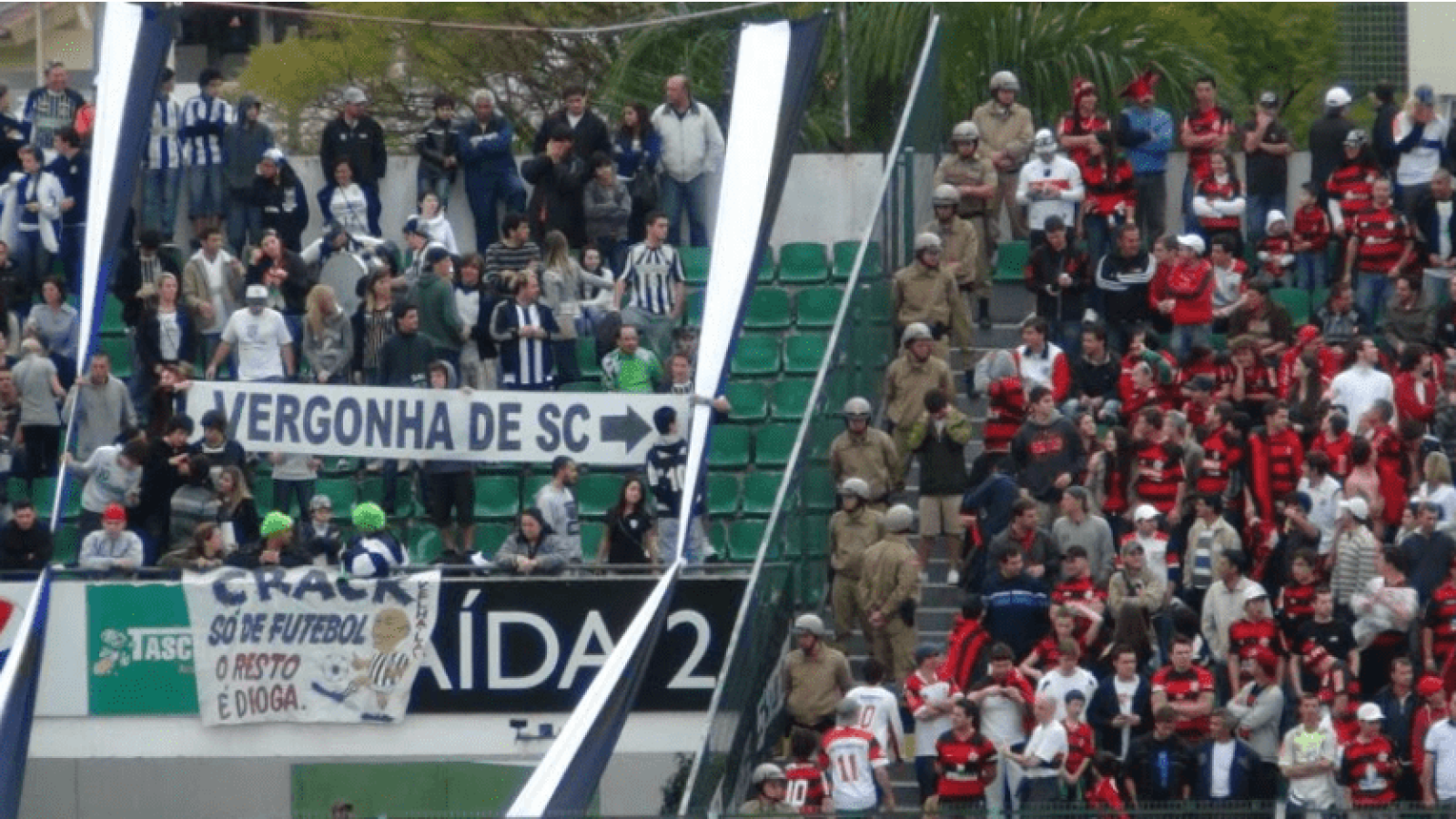 Torcida do Figueirense exibe faixa "Vergonha de SC" para flamenguistas catarinenses. Reprodução: Edgar Horácio.